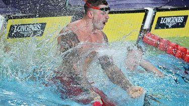 England's Adam Peaty celebrates winning and taking the gold medal in the men's 50m breaststroke swimming final at the Sandwell Aquatics Centre, on day five of the Commonwealth Games in Birmingham, central England, on August 2, 2022. 
Oli SCARFF / AFP
