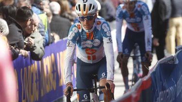epa11206631 French rider Romain Bardet of the Team dsm-firmenich PostNL before the fifth stage of the 59th Tirenno-Adriatico cycling race, over 144km from Torricella Sicura to Valle Castellana, Italy, 08 March 2024.  EPA/ROBERTO BETTINI