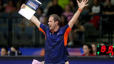 epa12183863 Netherlands's head coach Felix Koslowski gestures during the FIVB Volleyball Women's Nations League match between the Netherlands and Poland in Belgrade, Serbia, 18 June 2025.  EPA/ANDREJ CUKIC
