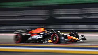 2023-09-16 15:14:50 Red Bull Racing's Dutch driver Max Verstappen drives during the qualifying session of the Singapore Formula One Grand Prix night race at the Marina Bay Street Circuit in Singapore on September 16, 2023. 
Lillian SUWANRUMPHA / AFP