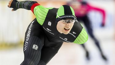 HEERENVEEN - Jenning de Boo tegen Joep Wennemars tijdens de 1000 meter op de laatste dag van het World Cup kwalificatietoernooi schaatsen in Thialf. ANP VINCENT JANNINK