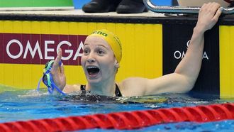 2023-07-26 20:22:16 epa10769218 Mollie O'Callaghan of Australia reacts after setting a new world record and winning the Women's 200m Freestyle final of the Swimming events during the World Aquatics Championships 2023 in Fukuoka, Japan, 26 July 2023.  EPA/HIROSHI YAMAMURA
