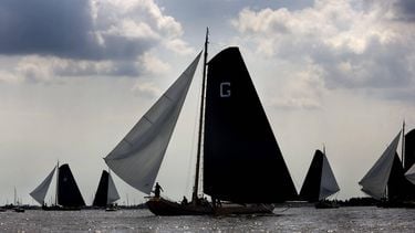 SNEEK - Skutsjes in actie tijdens de laatste dag. Het skutsje van Grou heeft vrijdag het SKS-kampioenschap skutsjesilen 2009 gewonnen. Schipper Douwe Visser wist bij de dagwedstrijd op het Snekermeer concurrenten Heerenveen en Sneek voor te blijven en werd tweede. Bolsward behaalde, net als woensdag in de Lemster baai, de dagoverwinning. ANP HOGE NOORDEN