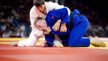 PARIJS - Judoka Frank de Wit in actie tegen Somon Makhmadbekov van Tadzjikistan tijdens de Olympische Spelen. ANP IRIS VAN DEN BROEK