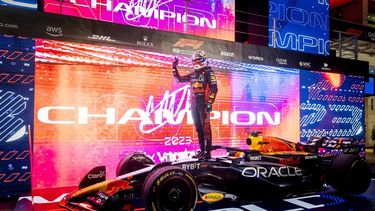 2023-10-07 21:12:10 QATAR - Max Verstappen (Red Bull Racing) viert zijn derde wereldkampioenschap Formule 1 na afloop van de sprintrace voorafgaand aan de Formule 1 Grand Prix op het Lusail International Circuit in Qatar. ANP SEM VAN DER WAL