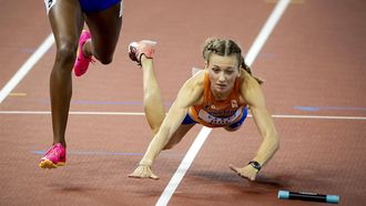 2023-08-19 21:53:20 BOEDAPEST - Femke Bol valt vlak voor de finish tijdens de finale op de 4x400 meter gemengde estafette tijdens de eerste dag van de wereldkampioenschappen atletiek. ANP ROBIN VAN LONKHUIJSEN