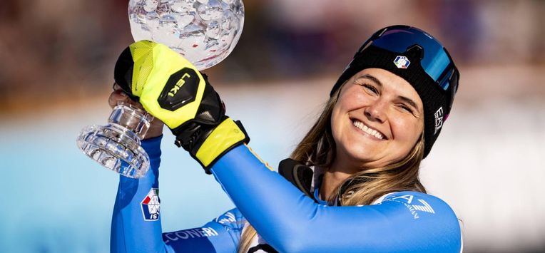 epa12838566 Laura Pirovano of Italy celebrates with the women's Downhill overall winner's crystal globe trophy after the women's Downhill race at the FIS Alpine Skiing World Cup Finals in Kvitfjell, Norway, 21 March 2026.  EPA/JEAN-CHRISTOPHE BOTT