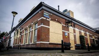 VLAARDINGEN - Exterieur van een pand op de hoek van de Koninginnestraat en Wilhelminastraat van een loodgieter, bij wie dit jaar vaker explosies plaatsvonden. Over waarom de loodgieter het doelwit lijkt te zijn, is nog geen duidelijkheid. ANP ROBIN UTRECHT