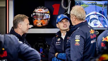 ZANDVOORT - Max Verstappen (Red Bull Racing) praat met teambazen Christian Horner (L) en Helmut Marko (R) tijdens de derde vrije training voorafgaand aan de F1 Grand Prix van Nederland op het Circuit van Zandvoort. ANP REMKO DE WAAL