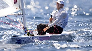MARSEILLE - Zeiler Duko Bos in actie in de ILCA 7 fleetraces op de Olympische Spelen. ANP SANDER KONING