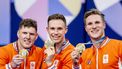 SAINT-QUENTIN-EN-YVELINES - Baanwielrenners Roy van den Berg, Harrie Lavreysen en Jeffrey Hoogland tijdens de medaille ceremonie van de finale teamsprint op de Olympische Spelen. ANP KOEN VAN WEEL