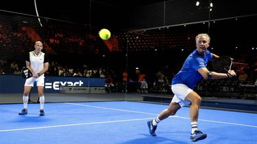 ROTTERDAM - Arjen Robben samen met Niels Kokmeijer (R) in actie tegen Rafael van der Vaart en de Uruguayaan Diego Forlan  tijdens een demowedstrijd op de finaledag van Premier Padel Rotterdam in Ahoy. Het internationale toernooi beleefde de eerste editie. ANP OLAF KRAAK