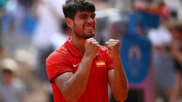 Spain's Carlos Alcaraz reacts to beating US' Tommy Paul during their men's singles quarter-final tennis match on Court Philippe-Chatrier at the Roland-Garros Stadium during the Paris 2024 Olympic Games, in Paris on August 1, 2024.  
CARL DE SOUZA / AFP