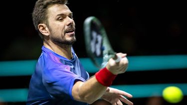 ROTTERDAM - Stan Wawrinka (SUI) in actie tegen Daniil Medvedev (RUS) op de eerste dag van het ABN AMRO Open tennistoernooi in Ahoy. ANP SANDER KONING