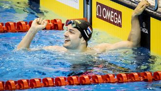 2023-07-24 20:06:36 FUKUOKA - Arno Kamminga viert zijn tweede plaats na afloop van de finale 100 school mannen tijdens het WK Zwemmen in Japan. ANP KOEN VAN WEEL