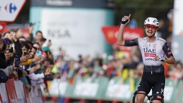 epa12330149 Australian rider Jay Vine of UAE Team Emirates XRG celebrates winning the sixth stage of La Vuelta A Espana cycling tour over 170.3km from Olot (Spain) to Pal, Andorra, 28 August 2025.  EPA/JAVIER LIZON
