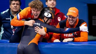 MILAAN - Jens van ’t Wout viert zijn gouden medaille met zijn broer Melle van ’t Wout na afloop van de finale voor de 1000 meter bij het shorttrack schaatsen in de Milano Ice Skating Area op de Olympische Winterspelen van Milaan. SEM VAN DER WAL / ANP