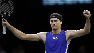 epa11697368 Alexander Zverev of Germany celebrates defeating Holger Rune of Denmark in their semi-final match at the ATP Paris Masters tennis tournament in Paris, France, 02 November 2024.  EPA/YOAN VALAT