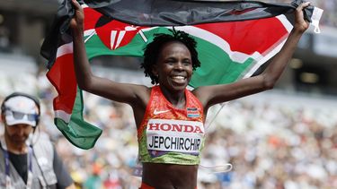 epa12375036 Peres Jepchirchir of Kenya celebrates with the national flag after winning the Women’s Marathon during the World Athletics Championships 2025 in Tokyo, Japan, 14 September 2025.  EPA/FRANCK ROBICHON
