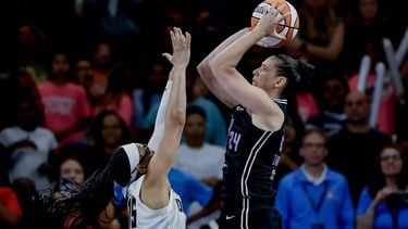 epa12271643 Golden State Valkyries forward Cecilia Zandalasini (R) takes the game-winning shot against Atlanta Dream guard Allisha Gray (L) during the closing second of the second half of an WNBA basketball game between the Golden State Valkyries at the Atlanta Dream in College Park, Georgia, USA, 29 July 2025.  EPA/ERIK S. LESSER  SHUTTERSTOCK OUT