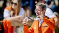 PARIJS - Maikel van der Vleuten poseert met zijn bronzen medaille, met op de achtergrond prinses Amalia, na afloop van de finale voor individuele springruiters van de olympische paardensportwedstrijden in de tuinen van paleis Versailles. ANP KOEN VAN WEEL