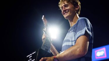 epa11526535 Sebastian Korda of the USA holds the championship trophy after winning the Mens Final match against Flavio Cobolli of Italy during the Mubadala Citi DC Open, in Washington, DC, USA, 04 August 2024.  EPA/WILL OLIVER