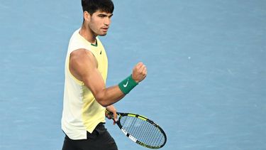 epa11095766 Carlos Alcaraz of Spain celebrates during his 4th round match against Miomir Kecmanovic of Serbia at the 2024 Australian Open in Melbourne, Australia, 22 January 2024.  EPA/JOEL CARRETT AUSTRALIA AND NEW ZEALAND OUT