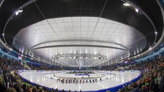 2016-12-10 17:58:55 HEERENVEEN - Sfeerbeeld van de massastart in het vernieuwde interieur  tijdens het World Cup Schaatsen in Thialf. ANP VINCENT JANNINK