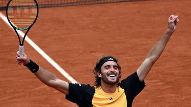 epa11385647 Stefanos Tsitsipas of Greece reacts after winning his Men's Singles 4th round match against Matteo Arnaldi of Italy during the French Open Grand Slam tennis tournament at Roland Garros in Paris, France, 02 June 2024.  EPA/CAROLINE BLUMBERG