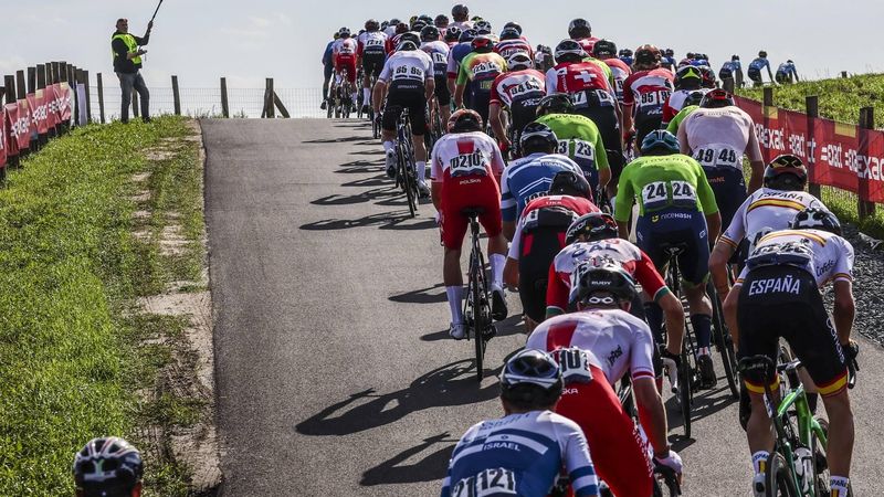 WIJSTER - Sfeerbeeld van het peloton tijdens de wegwedstrijd voor mannen elite tijdens de Europese kampioenschappen wielrennen op de Cal du Vam (Vam-berg), in de gemeente Midden-Drenthe, Nederland, op 24 september 2023. ANP VINCENT JANNINK