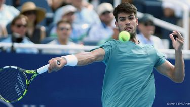 epa12303510 Carlos Alcaraz of Spain in action against Andrey Rublev of Russia during their men's singles quarter-final match of the Cincinnati Open at the Lindner Family Tennis Center in Mason Ohio, USA, 15 August 2025.  EPA/MARK LYONS