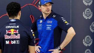 BAHREIN - Max Verstappen (Red Bull Racing) in gesprek met teamgenoot Isack Hadjar na afloop van de eerste sessie van de derde testdag op het Bahrain International Circuit voorafgaand aan de start van het Formule 1-seizoen. SANDER KONING / ANP