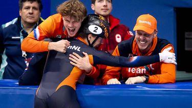 MILAAN - Jens van ’t Wout viert zijn gouden medaille met zijn broer Melle van ’t Wout na afloop van de finale voor de 1000 meter bij het shorttrack schaatsen in de Milano Ice Skating Area op de Olympische Winterspelen van Milaan. SEM VAN DER WAL / ANP
