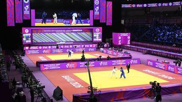 Athletes compete during the World Judo Championships in Baku on October 8, 2026. 
Alexander NEMENOV / AFP