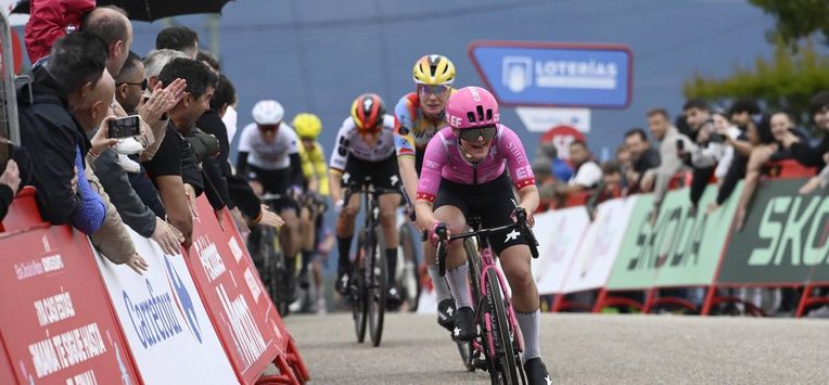 Team EF Education - Cannondale's Swiss rider Noemi Ruegg arrives to the finish in first place followed by Team Boels - Dolmans Cyclingteam's Belgian rider Lotte Kopecky and Team FDJ - SUEZ's German rider Franziska Koch, at the end of the first stage of the 2026 La Vuelta Femenina cycling tour of Spain, a 113.9 km race between Marin and Salvaterra do Mino, on May 3, 2026.  
Miguel RIOPA / AFP