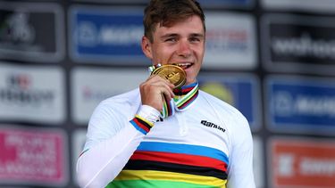 2023-08-11 18:20:30 Belgium's Remco Evenepoel celebrates winning the men's Individual Time Trial in Stirling during the UCI Cycling World Championships in Scotland on August 11, 2023. 
Adrian DENNIS / AFP
