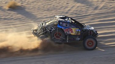 Spanish driver Carlos Sainz steers his Ford Raptor during Stage 2B of the 47th Dakar Rally between Bisha and Bisha, on January 6, 2025. 
Valery HACHE / AFP