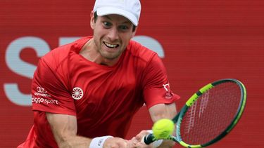 epa13046589 Botic Van De Zandschulp of the Netherlands returns to Tommy Paul of the USA during the Queen's Club Championships tennis tournament, Britain, 18 June 2026.  EPA/ANDY RAIN
