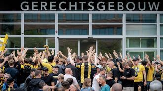 UTRECHT - Fans buiten bij de rechtbank na afloop van het kort geding van Vitesse tegen de KNVB. De Arnhemse club nam dat besluit nadat de licentie betaald voetbal is ingetrokken. ANP RAMON VAN FLYMEN