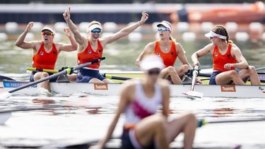 PARIJS - Marloes Oldenburg, Hermijntje Drenth, Tinka Offereins en Benthe Boonstra van de vrouwen vier winnen goud tijdens de finale op het olympisch roeitoernooi tijdens de zomerspelen in de Franse hoofdstad. ANP KOEN VAN WEEL