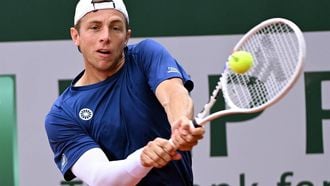 epa11379269 Tallon Griekspoor of the Netherlands in action during his Men's Singles 2nd round match against Luciano Darderi of Italy during the French Open Grand Slam tennis tournament at Roland Garros in Paris, France, 30 May 2024.  EPA/CAROLINE BLUMBERG