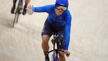 epa11534177 Jonathan Milan of Team Italy celebrates winning the Men's Team Pursuit bronze medal of the Track Cycling competitions in the Paris 2024 Olympic Games, at Saint-Quentin-en-Yvelines Velodrome in Saint-Quentin-en-Yvelines, France, 07 August 2024.  EPA/MARTIN DIVISEK