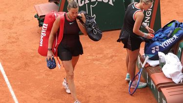 epa13013200 Aryna Sabalenka of Belarus (L) leaves after losing her Women's quarterfinal match against Diana Shnaider of Russia (R) at the French Open Grand Slam tennis tournament at Roland Garros in Paris, France, 03 June 2026.  EPA/TERESA SUAREZ