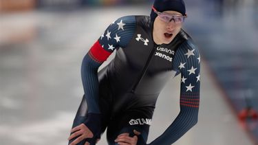 epa11022055 Jordan Stolz of the US in action during the Men's 500m race of the ISU Speed Skating World Cup in Tomaszow Mazowiecki, central Poland, 10 December 2023.  EPA/Grzegorz Michalowski POLAND OUT