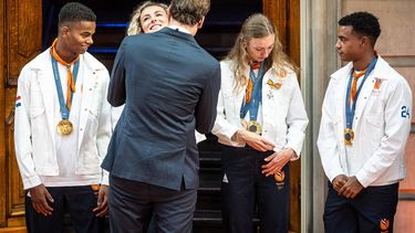 DEN HAAG - (l-r) Isaya Klein Ikkink, Lieke Klaver, Vincent Karremans, staatssecretaris Jeugd, Preventie en Sport, Femke Bol, Eugene Omalla, Cathelijn Peeters tijdens een ontvangst in de Glazen Zaal met de Nederlandse medaillewinnaars van de Olympische Zomerspelen 2024 in Parijs. ANP JEROEN JUMELET