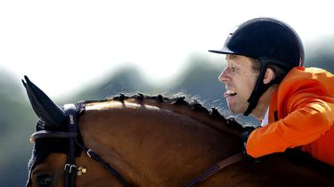 PARIJS - Maikel van der Vleuten in actie tijdens de finale voor individuele springruiters van de olympische paardensportwedstrijden in de tuinen van paleis Versailles. ANP KOEN VAN WEEL