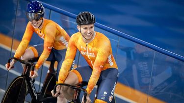 APELDOORN - Hetty van de Wouw en Harrie Lavreysen tijdens een training in Omnisport Apeldoorn. De Nederlandse sprintselectie traint in aanloop naar het WK baanwielrennen. KOEN VAN WEEL / ANP