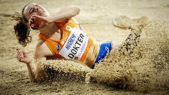GLASGOW - Sofie Dokter, in actie tijdens het verspringen op de vijfkamp op de eerste dag van wereldkampioenschappen indooratletiek in Schotland. ANP ROBIN VAN LONKHUIJSEN