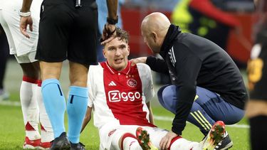 AMSTERDAM - Mika Godts of Ajax zit geblesseerd op de grond tijdens de UEFA Europa League wedstrijd tussen AFC Ajax en Galatasaray in de Johan Cruijff ArenA op 30 januari 2025 in Amsterdam, Nederland. ANP KOEN VAN WEEL