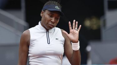 epa12905100 Venus Williams of USA gestures during her first round match against Kaitlin Quevedo of Spain at the Madrid Open tennis tournament in Madrid, Spain, 21 April 2026.  EPA/SERGIO PEREZ